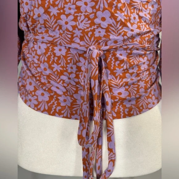 ASOS DESIGN Curve stretch wrap blouse with puff sleeves in retro floral print - Picture 4 of 9